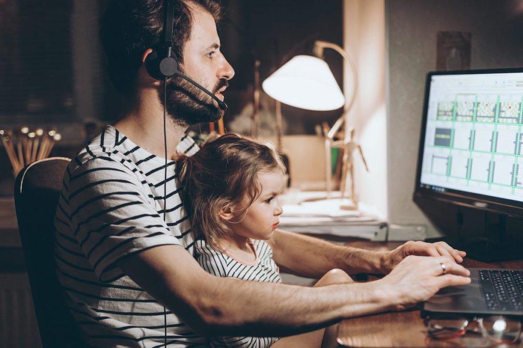 Tout savoir sur le télétravail en famille à l’étranger